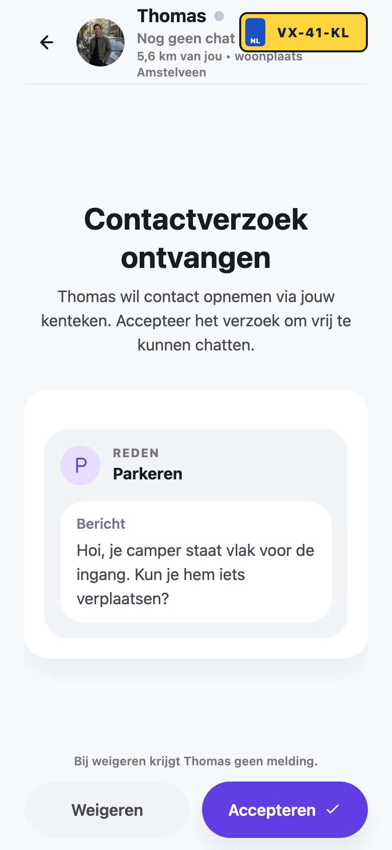 Een contactverzoek over een geparkeerde camper, met accepteren en weigeren