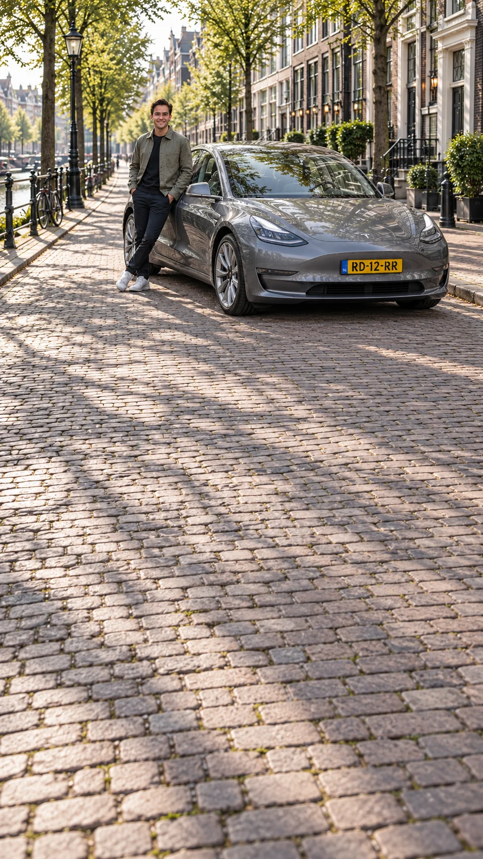 Een bestuurder naast een grijze auto met zichtbaar geel Nederlands kenteken in Amsterdam